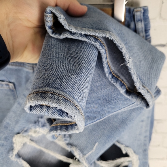 AMERICAN EAGLE | Curvy mom high waist distressed busted knee jeans - Picture 5 of 10